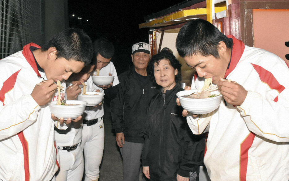 智弁和歌山の選手にラーメンを振る舞う藪内英則さん（右から3人目）、カヤ子さん（同2人目）夫妻＝和歌山市冬野の同校で2019年2月20日、砂押健太撮影