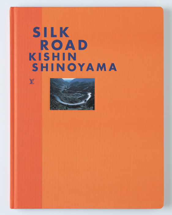 奈良を出発し計14カ国を訪れた80年代の大作『シルクロード』。写真は近年ルイ・ヴィトンが新たに編纂したもの（提供写真）