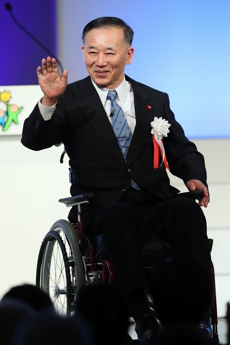 [写真]スペシャルスピーチとして登壇し、手を振る谷垣氏（YUTAKA/アフロスポーツ）