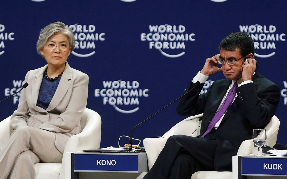 [写真]河野太郎外相（右）と韓国の康京和外相。2018年9月のASEANに関する世界経済フォーラムにて（ロイター/アフロ）