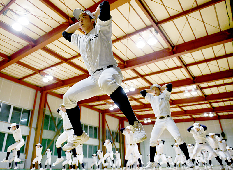 室内練習場でさまざまなジャンプを取り入れたトレーニングをする札幌第一の選手たち＝札幌市豊平区で、竹内幹撮影