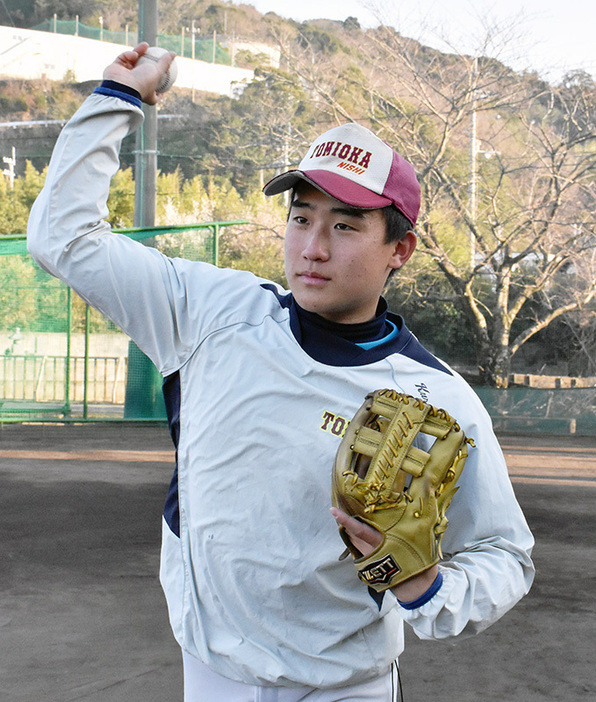 守備練習に励む富岡西の久龍海人内野手＝徳島県阿南市富岡町の同校で、岩本桜撮影