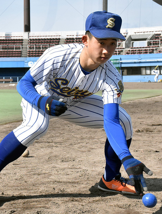 松山聖陵の佐野幸輝投手。将来の夢は消防士だ＝松山市市坪西町のマドンナスタジアムで、遠藤龍撮影