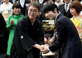 [写真]2018年の春の園遊会に出席した羽生善治さん。右はフィギュアスケートの羽生結弦さん（代表撮影/ロイター/アフロ）