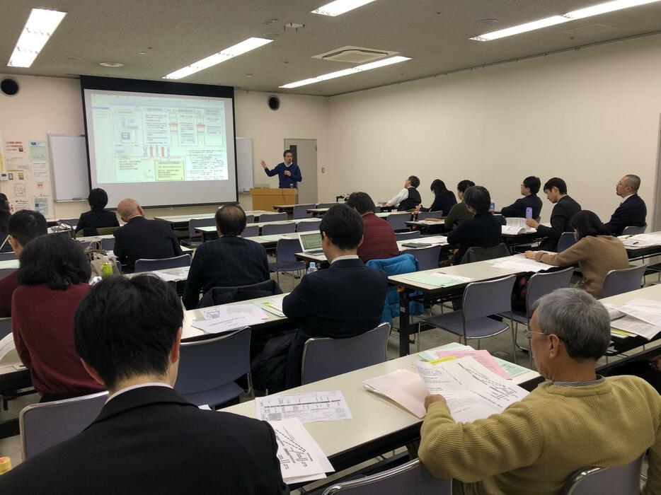 兵庫県で開かれた学習会で制度について説明する実吉威さん。参加者は熱心に聞き入っていた＝神戸市中央区で1月9日（石黒好美撮影）