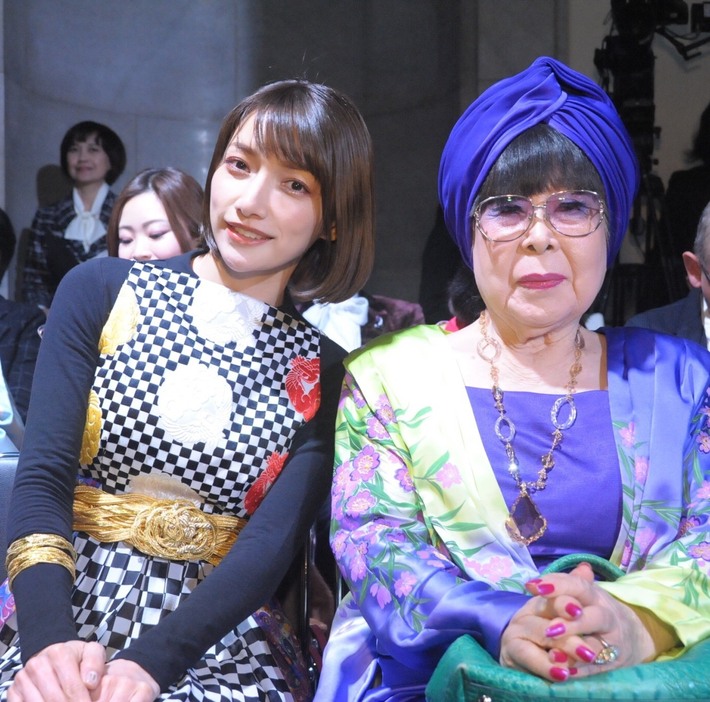 後藤と桂由美氏（提供写真）