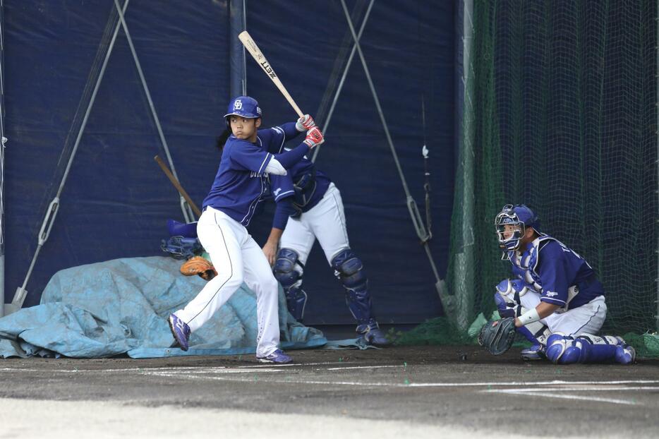 ブルペンに目慣らしで入った根尾は禁断スイングをしてしまった（写真・黒田史夫）