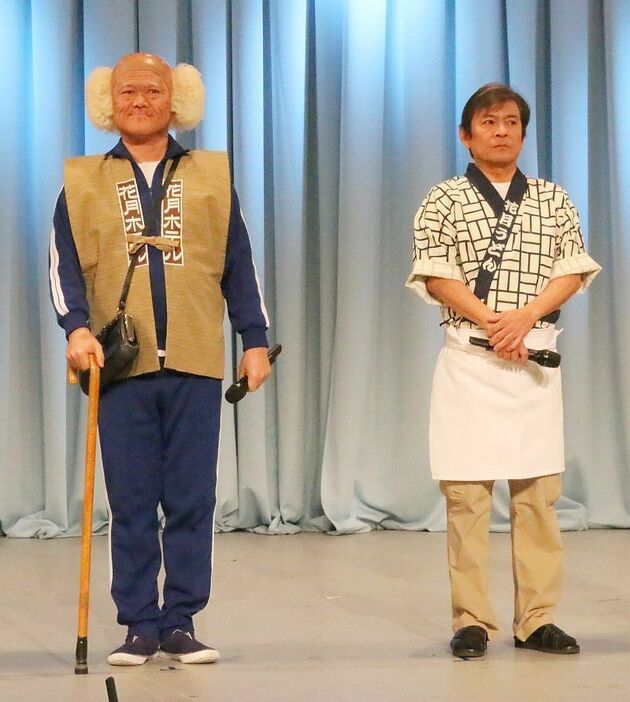 ［写真］新喜劇の座長を勇退する辻本茂雄（左）と内場勝則＝2017年12月撮影
