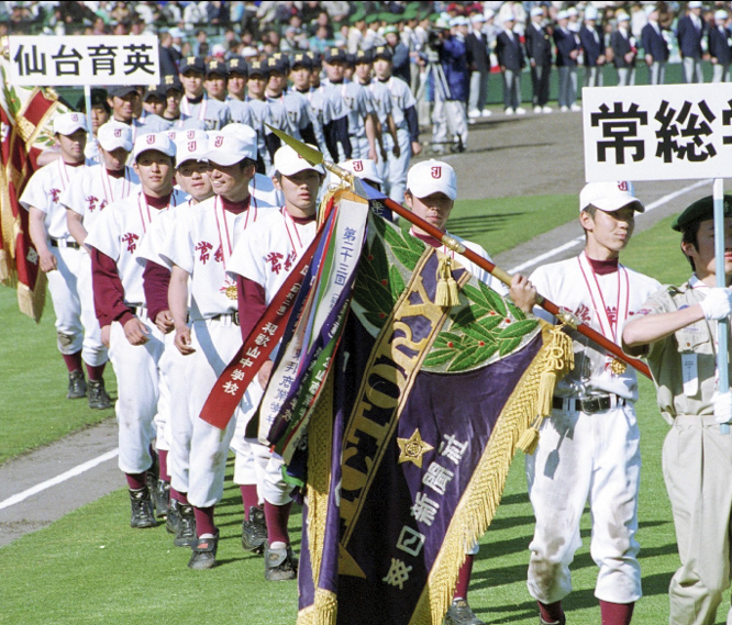 閉会式で場内を一周する優勝した常総学院と準優勝の仙台育英の選手たち＝２００１年４月４日、大西達也撮影