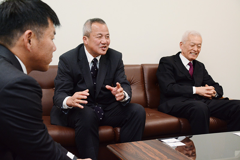 センバツでの活躍を誓う履正社の岡田龍生監督（中央）や小森重喜校長（右）ら＝大阪市北区の毎日新聞大阪本社で 、池田一生撮影