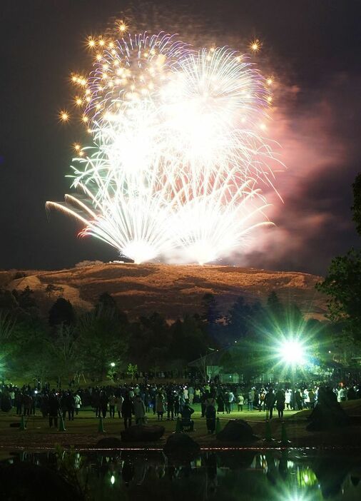 [写真]若草山では約10分の打ち上げ花火が。多くの拍手と歓声があがった＝14日午後7時半ごろ、奈良市の奈良公園で