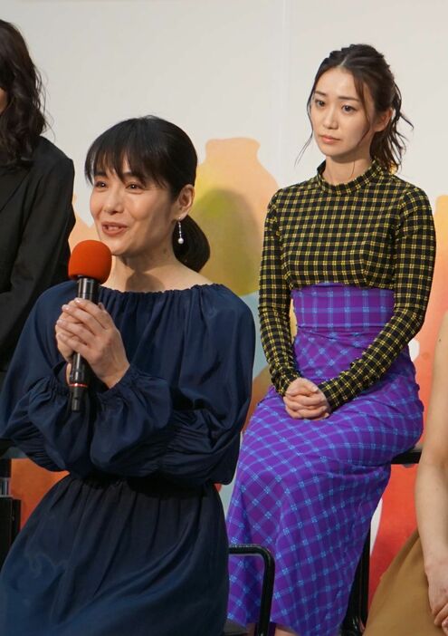 喜美子の母、川原マツ役の富田靖子（左）と喜美子の幼なじみ、熊谷照子役の大島優子