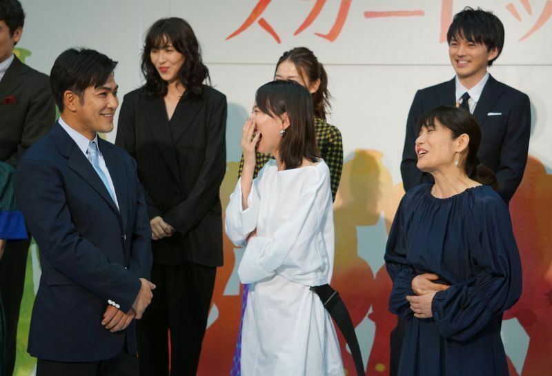 談笑する親子役の（左から）北村一輝、戸田恵梨香、富田靖子