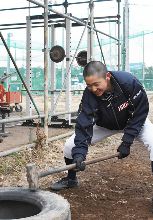 「ハンマートレーニング」に励む石岡一の選手＝石岡市石岡１で、川崎健撮影