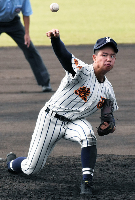 九州大で力投する熊本西の霜上幸太郎主将＝熊本市中央区で、清水晃平撮影