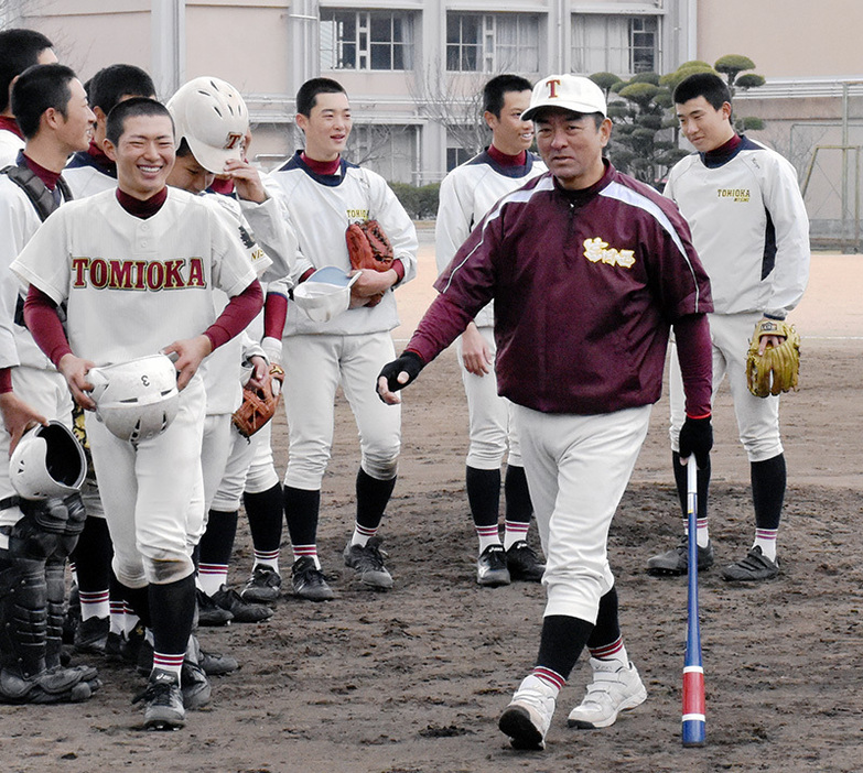 練習の合間に集まり、細かなプレーの確認をする富岡西の小川浩監督（右）＝徳島県阿南市富岡町の同校で、岩本桜撮影