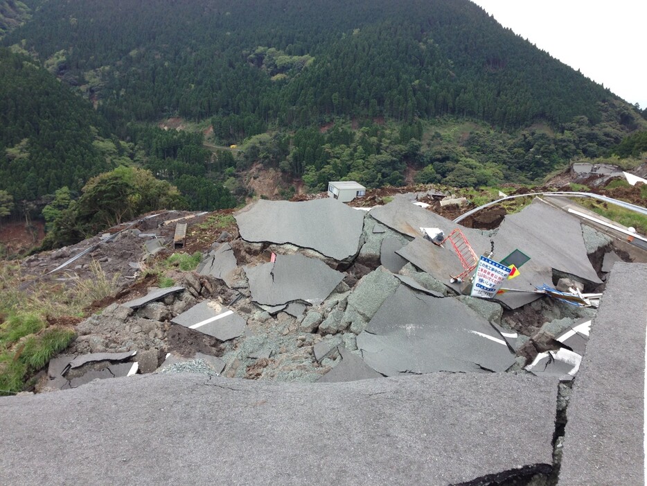 2016年熊本地震によって崩壊した道路＝熊本県南阿蘇村で2016年4月18日（撮影：飯田和樹）