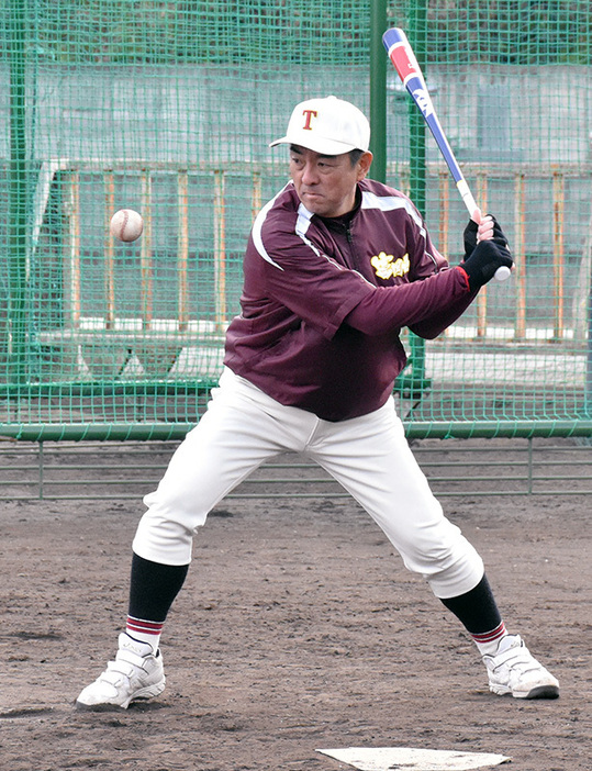 選手たちにノックをする富岡西の小川浩監督＝徳島県阿南市富岡町小山の同校で、岩本桜撮影