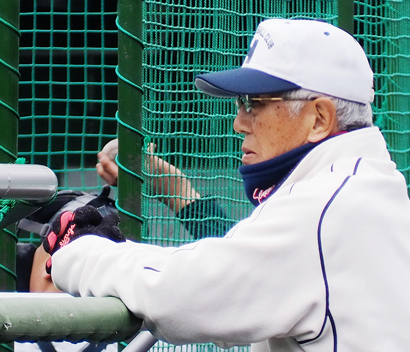 打撃練習を見守る田島元さん＝京都市伏見区の龍谷大平安ボールパークで、矢倉健次撮影