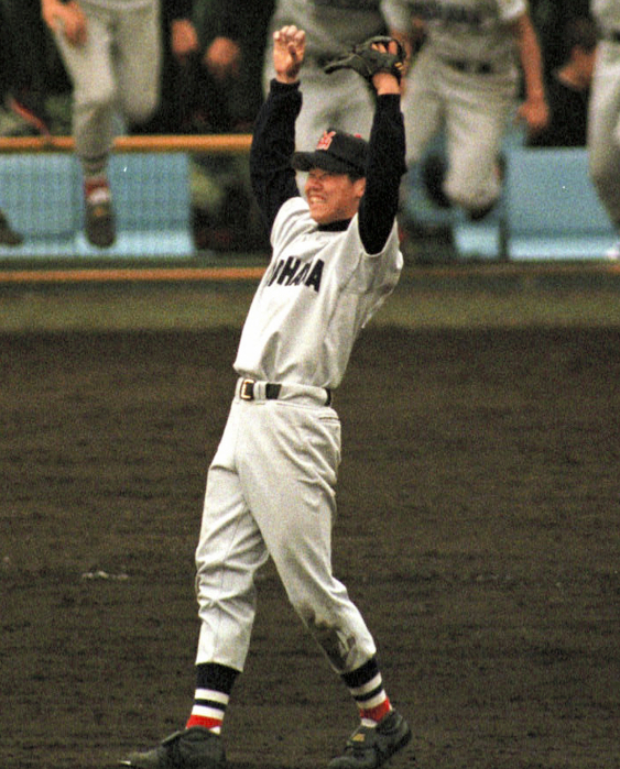 優勝決定の瞬間、マウンド上で喜ぶ横浜の松坂大輔投手＝１９９８年４月８日、大西達也撮影