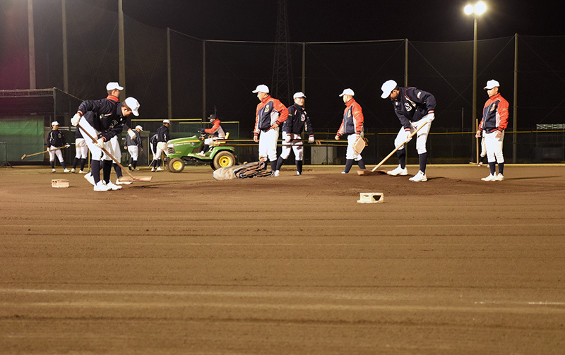 阪神甲子園球場と同じ土が敷かれたグラウンドを丁寧にならす明石商の野球部員＝兵庫県明石市の同校で、黒詰拓也撮影