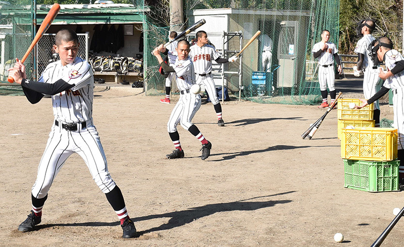 ティー打撃で黙々とバットを振る日章学園の選手たち＝宮崎市で、田崎春菜撮影