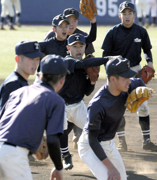 守備練習をする桐蔭学園の選手たち＝丸山博撮影