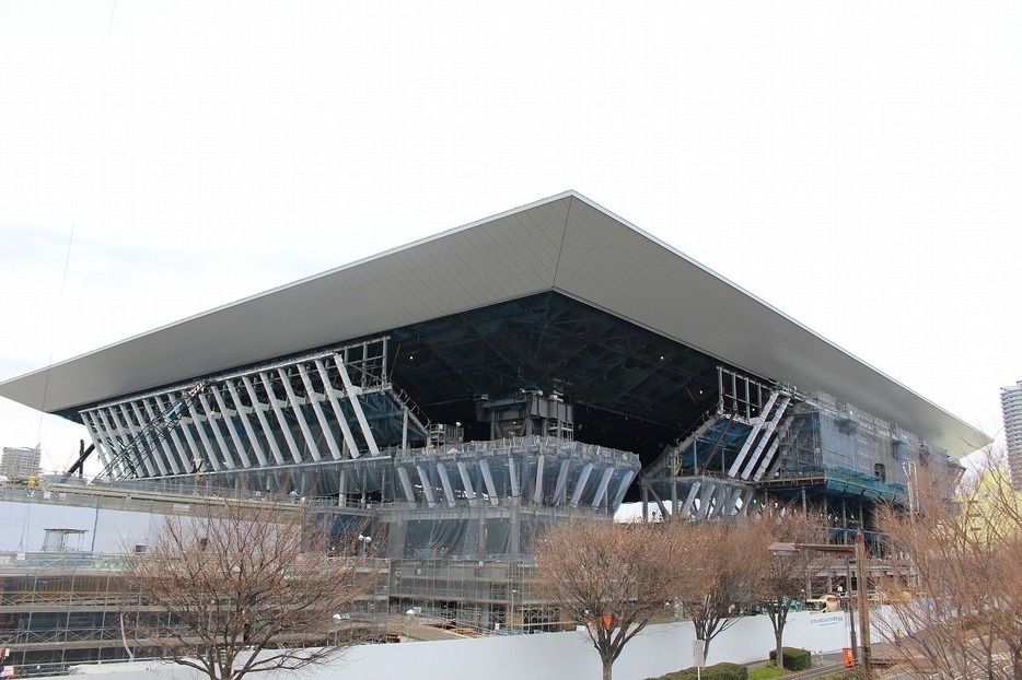 [写真]東京アクアティクスセンター。屋根の下でメインプールの建設が進む
