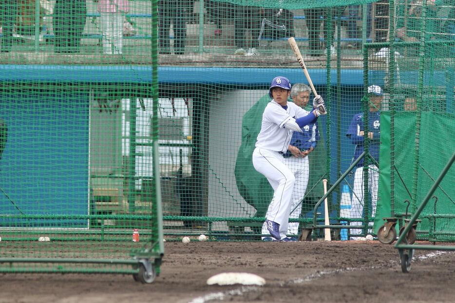 根尾の右足の踏み込みの鋭さが広角打法を生む（写真・黒田史夫）