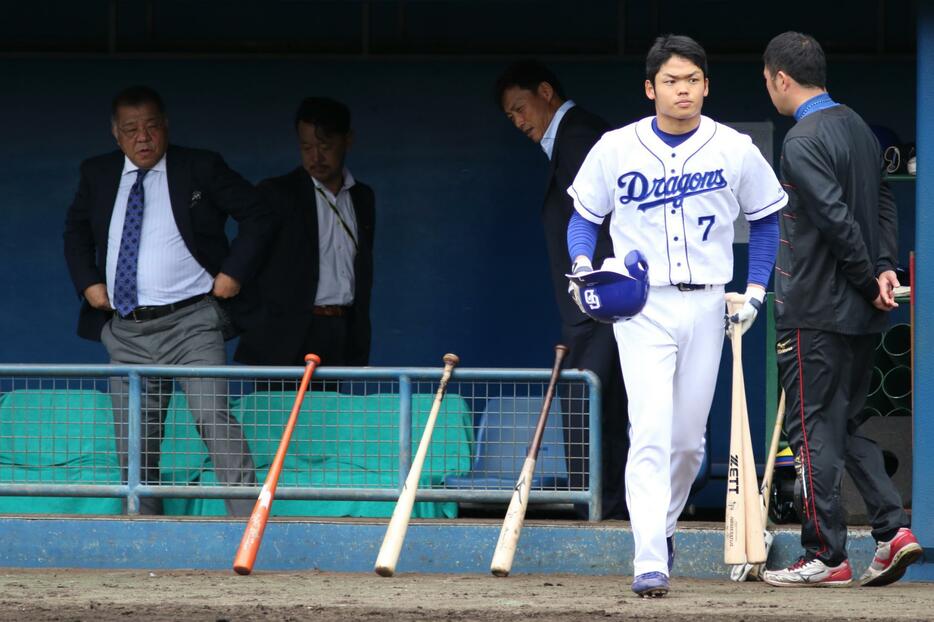 掛布SEAはベンチ内で中日根尾の手のマメを確認した（写真・黒田史夫）