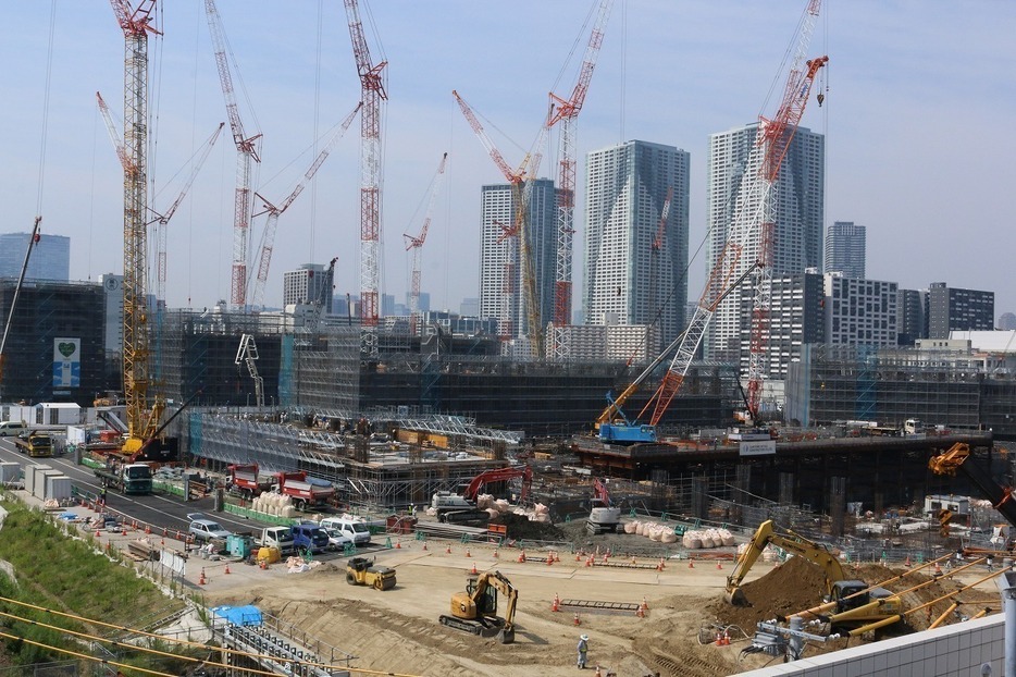 [写真]2018年7月の工事状況。宿泊棟の地上・地下で躯体工事が始まった段階だった