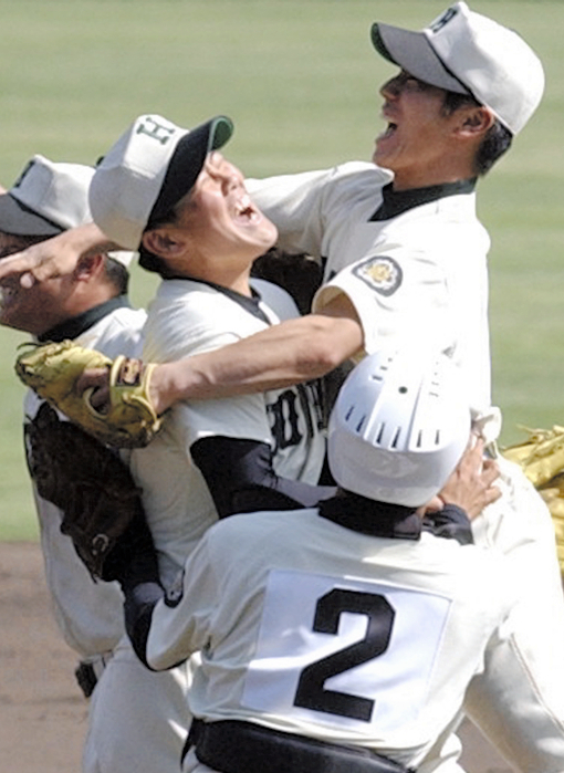 優勝を決め、大谷智久投手（中央）に抱きつく報徳学園の選手たち＝２００２年４月５日、大橋公一撮影