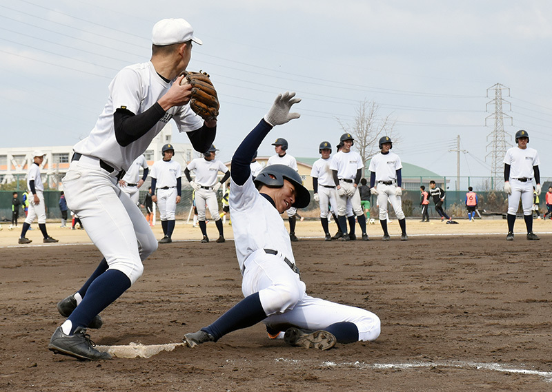 実戦を想定したノックで、守備と走塁を磨く明石商ナイン＝兵庫県明石市の同校グラウンドで、黒詰拓也撮影