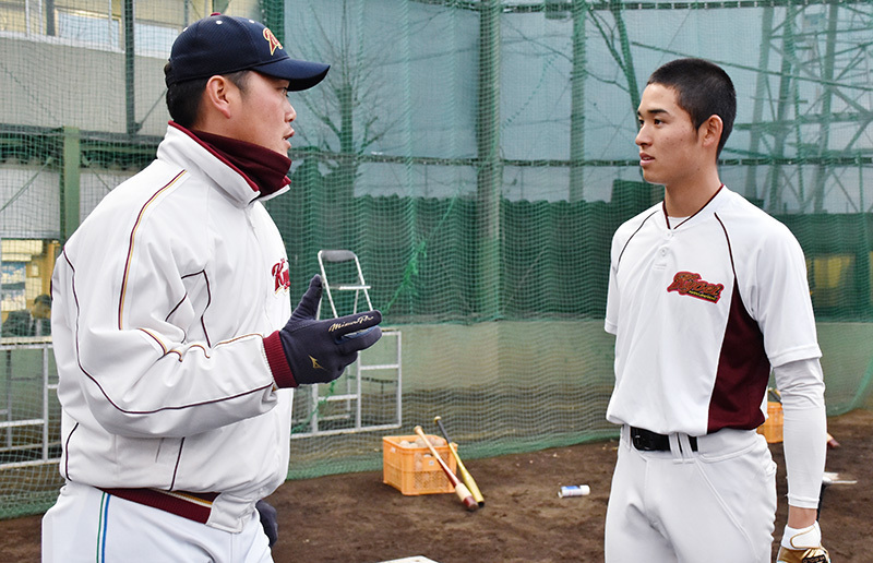 バッティング練習中、柳川淳打撃コーチ（左）から指導を受ける春日部共栄の黒川渓選手＝埼玉県春日部市の同校で、畠山嵩撮影