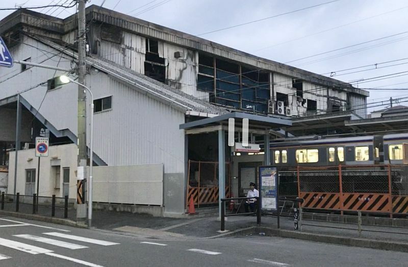 ［写真］全焼した南海本線尾崎駅＝2018年9月5日、大阪府阪南市で