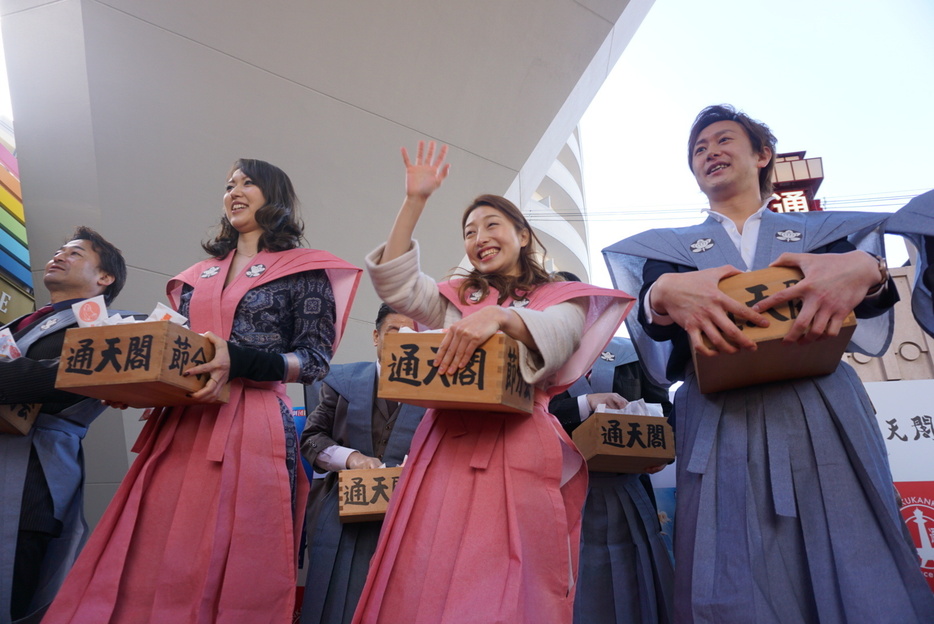 ［写真］笑顔で豆まきを行う三平果歩ら＝1日午前、大阪市浪速区で