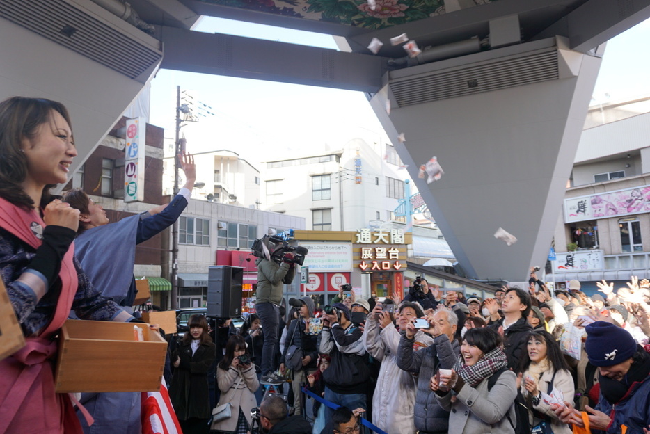 ［写真］通天閣1階のステージには、多くのファンらが福をもらおうとやってきた