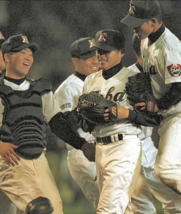 明徳義塾を破り、喜ぶ鳥羽の選手たち＝２０００年４月２日、北村隆夫撮影