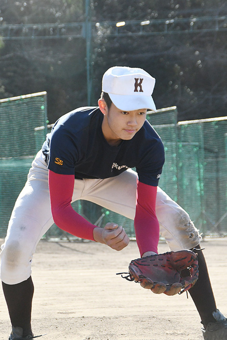 守備練習に励む国士舘の黒川麟太朗選手＝東京都多摩市で、川村咲平撮影