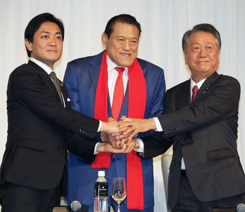 [写真]会見後に握手を交わす猪木氏（中央）、小沢氏（右）、玉木氏＝2019年2月21日午後2時半ごろ、都内のホテルで（撮影：志和浩司）