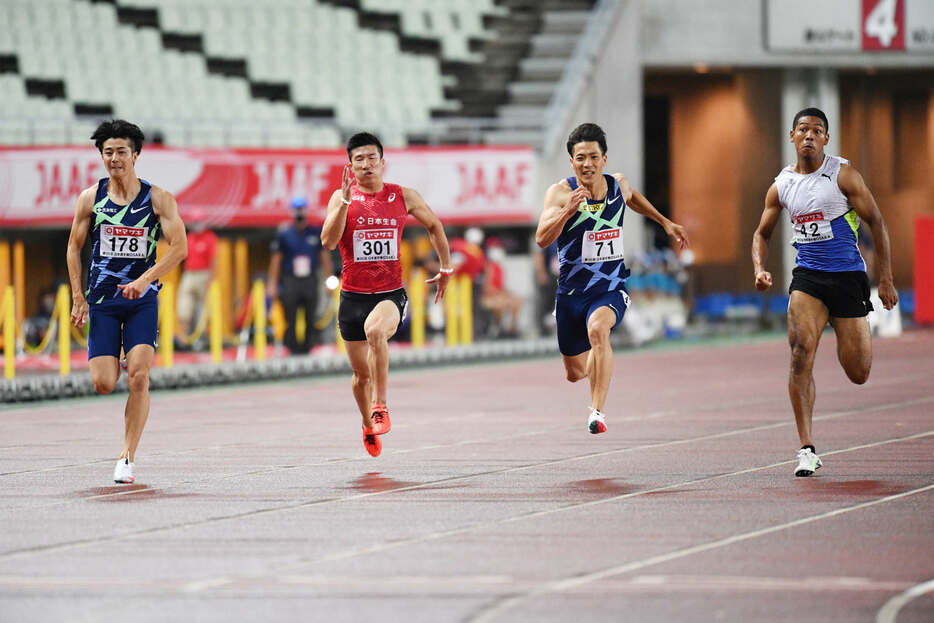 3人の東京五輪100m代表を決める決勝は波乱の結末。10秒台の多田(左）が初優勝、日本記録保持者の山縣(右から2人目）が3位、9秒台の桐生（左から2人目）は5位、サニブラウン（右）は6位と敗れた（写真：松尾/アフロスポーツ）