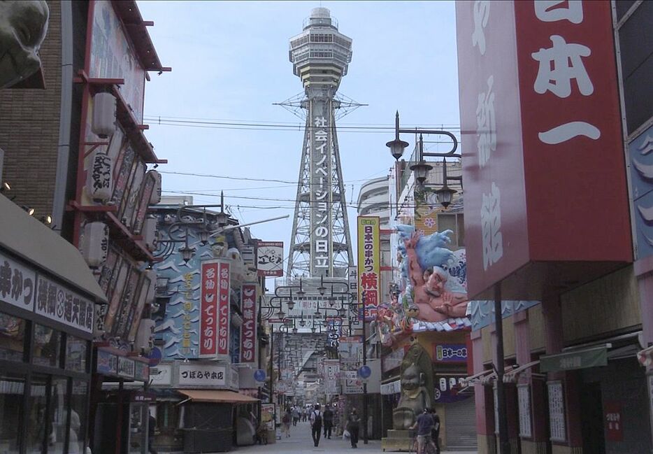 [写真]通天閣周辺、新世界の店も少しずつ営業を再開している