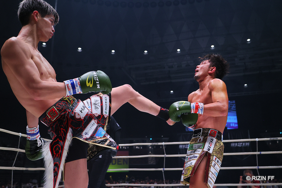 RIZINキックワンナイトトーナメントの決勝で皇治(右）は白鳥にダウンを奪われ完敗した（写真・RIZINFF）