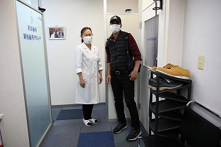 マッラ・チトラさんを見送る恵美子さん。患者には外国人シェフも多い