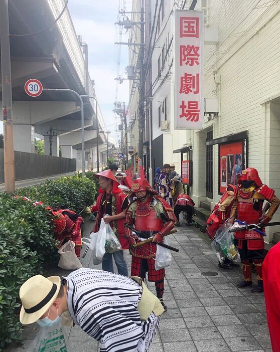 [写真]緊急事態宣言明けに備え、新世界をきれいにしようと甲冑姿のボランティアが清掃活動＝20日午後、大阪市浪速区で