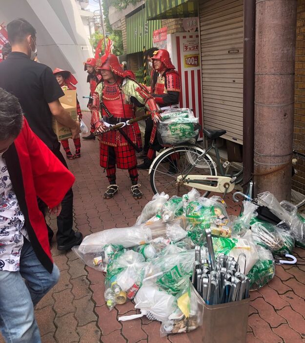 [写真]ボランティアによる清掃活動の結果、約1時間の活動でゴミの量は30袋にのぼった＝20日午後、大阪市浪速区で