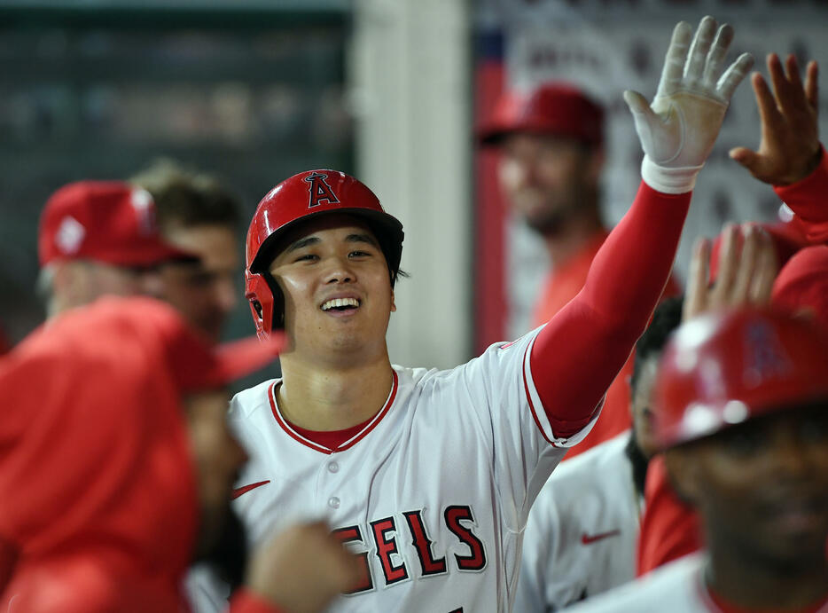 大谷翔平の20号2ラン＆21号ソロにエンゼルスベンチもお祭り騒ぎで盛り上がった(写真・アフロ）