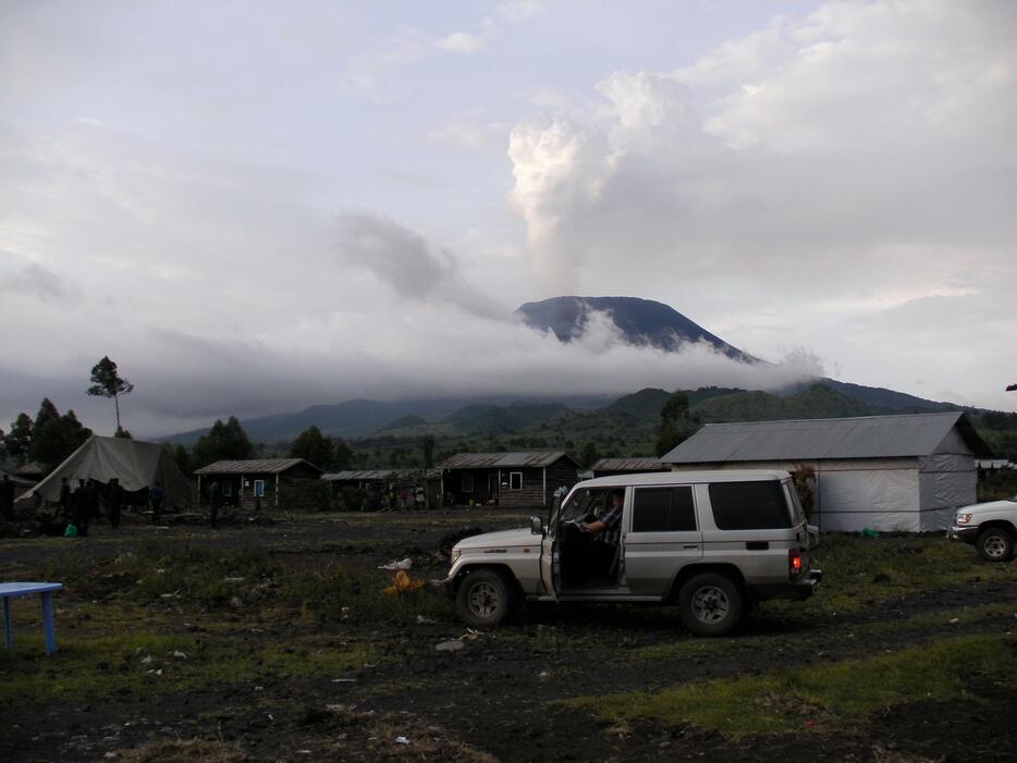 警察官の研修会場の溶岩原から望むニーラゴンゴ山。富士山に似た円錐形をしている。（撮影：柴田和直）