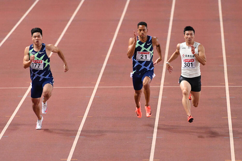 リオ五輪リレー銀メダリストのケンブリッジ飛鳥(中）が準決勝で桐生祥秀(右）小池祐貴(左）に敗れて決勝へ進めない波乱（写真・松尾／アフロスポーツ）