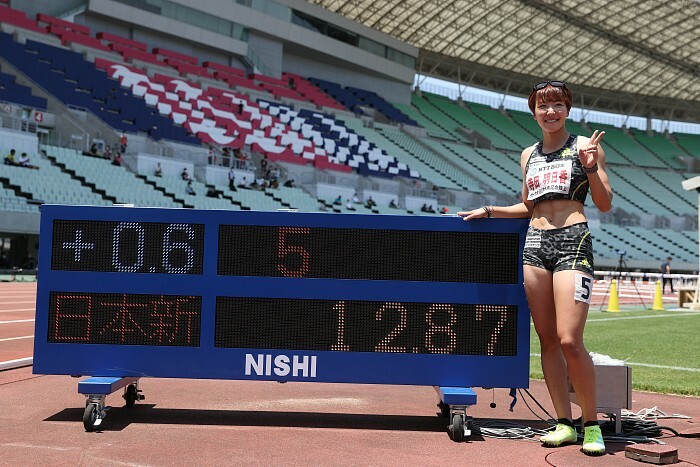 女子100mハードルの日本記録保持者である寺田明日香が1日、木南道孝記念陸上の女子100mハードル予選で、自身の記録を0秒09更新する12秒87の日本新記録をマークした。写真は、レース後に記念撮影に応じる寺田（写真：森田直樹/アフロスポーツ）